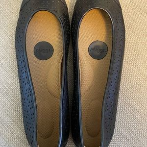 Pluggz Round Toe Leather Ballet Flats Black Size 9